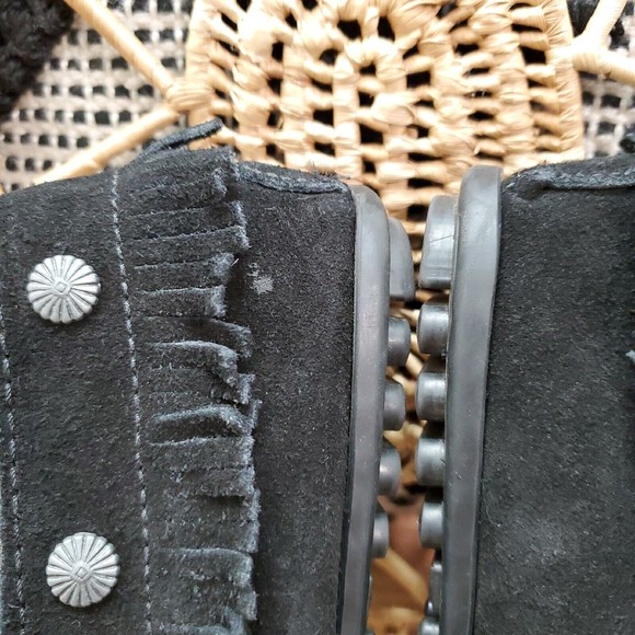 Minnetonka Moccasin Ankle Boots Stud Fringe Suede Black Lace Hard Sole Sz 8 Boho - Picture 6 of 13